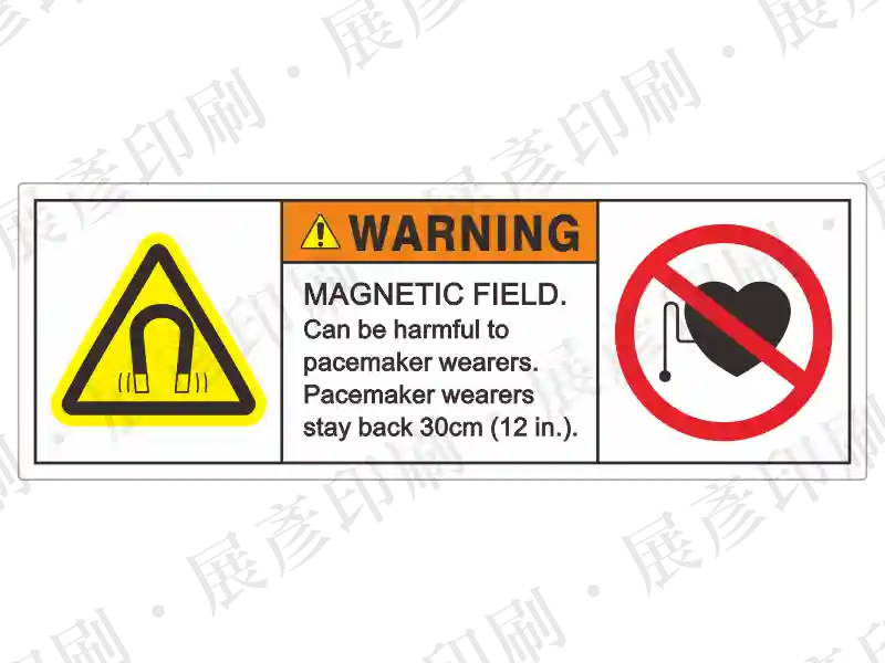 左側磁場警告三角,右側禁止心律調節器圖示,中間橘底「WARNING」,文字「MAGNETIC FIELD. Can be harmful to pacemaker wearers stay back 30cm (12 in.).」。用途:強磁場對心律調節器危害警示。語系:英文