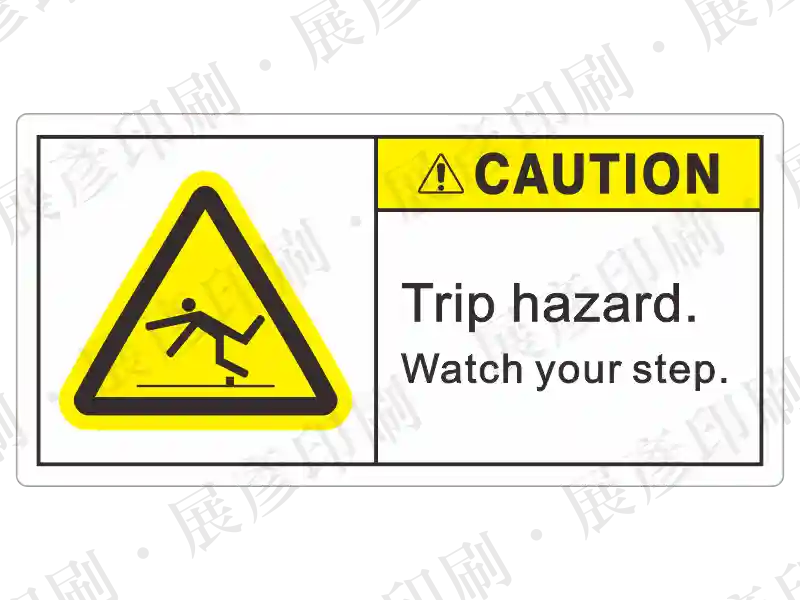 左側黃色警告三角(絆倒),右側黃底「CAUTION」,文字「Trip hazard. Watch your step.」。用途:絆倒危險警示。語系:英文