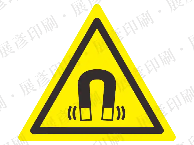 黃色底黑色邊框三角形,中間為磁鐵/磁場符號。用途:強磁場注意符號。