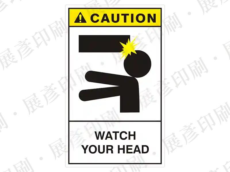 直式,上方黃底「CAUTION」,中間為小心撞擊頭部圖示,下方文字「WATCH YOUR HEAD」。用途:小心頭部警示。語系:英文