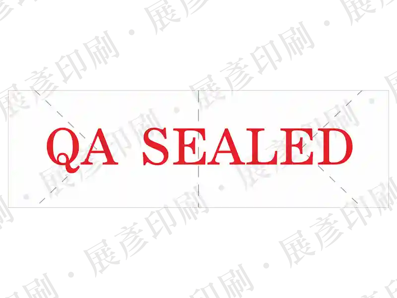 白底紅字，文字「QA SEALED」。表面有刀模切痕，撕起即破。用途：QA封口防拆。語系：英文