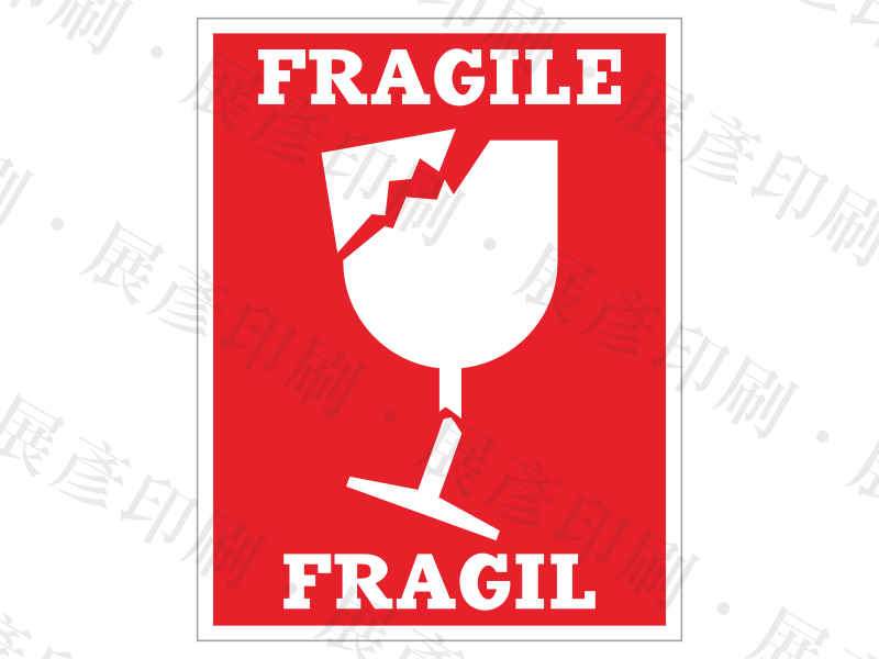 紅底白圖，酒杯破碎圖示，文字「FRAGILE」。用途：易碎品警示。語系：英文