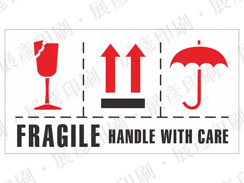 白底紅/黑圖，包含酒杯、向上箭頭、雨傘圖示，文字「FRAGILE HANDLE WITH CARE」。用途：易碎品小心輕放。語系：英文
