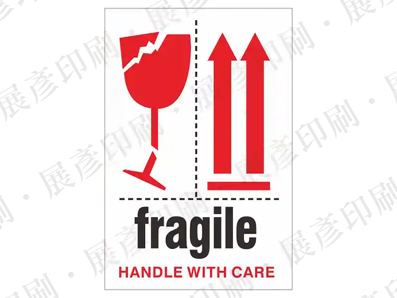 白底紅圖，酒杯與向上箭頭圖示，文字「fragile HANDLE WITH CARE」。用途：易碎品小心輕放。語系：英文