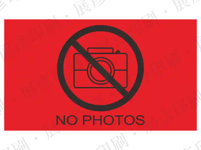 紅底黑色禁止照相圖示，文字「NO PHOTOS」。撕開不留殘膠。用途：手機鏡頭/機密場所防護。語系：英文