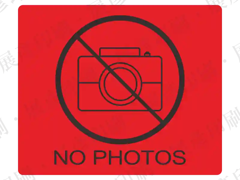 紅底黑色禁止照相圖示，文字「NO PHOTOS」。撕開不留殘膠。用途：手機鏡頭/機密場所防護。語系：英文