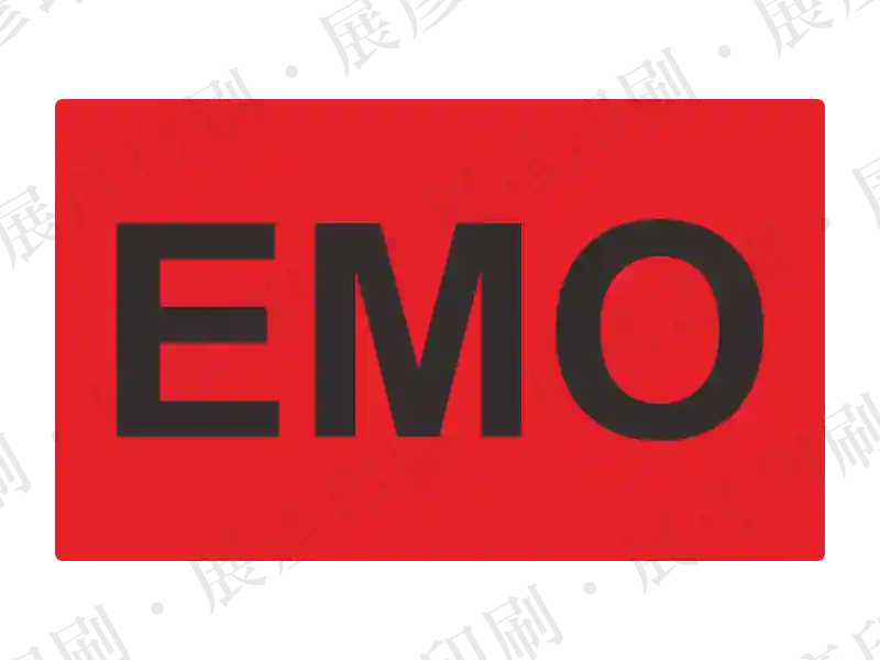 紅底黑字,寫有「EMO」。用途:緊急停止(Emergency Off)標示。語系:英文