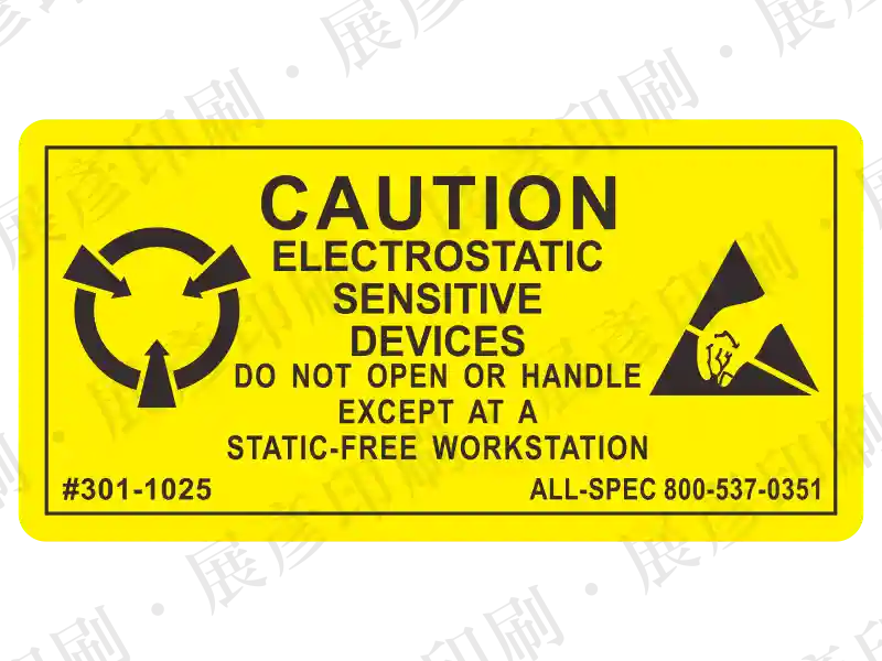 黃色長方形底,左側圓形箭頭標誌,右側ESD標誌,中間文字「CAUTION ELECTROSTATIC SENSITIVE DEVICES DO NOT OPEN OR HANDLE EXCEPT AT A STATIC-FREE WORKSTATION」。用途:僅限靜電防護工作站操作警示。語系:英文