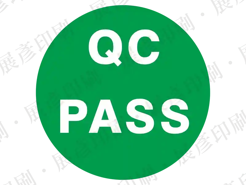 綠色底白字，文字「QC PASS」。用途：品管通過標示。語系：英文