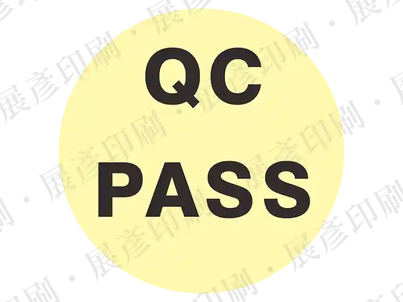 淡黃色底黑字，文字「QC PASS」。用途：品管通過標示。語系：英文