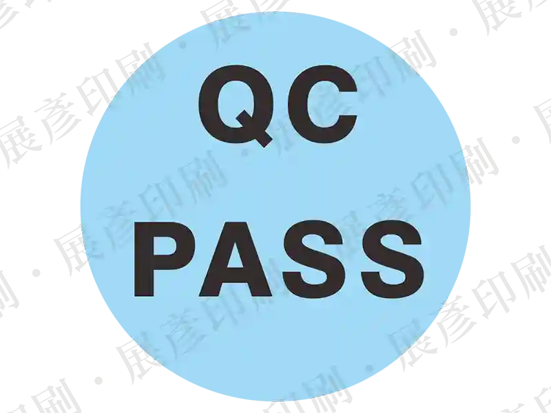淺藍色底黑字，文字「QC PASS」。用途：品管通過標示。語系：英文