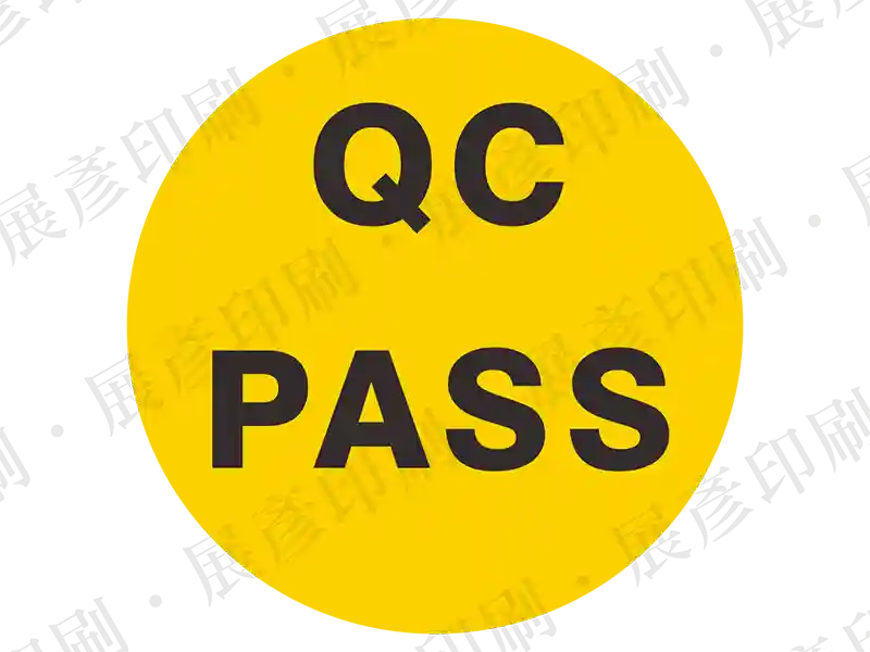 黃色底黑字，文字「QC PASS」。用途：品管通過標示。語系：英文