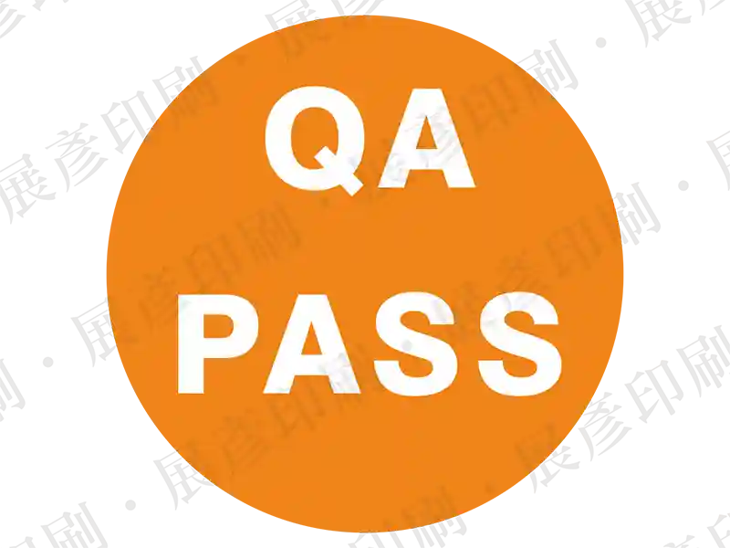 橘色底白字，文字「QA PASS」。用途：品保通過標示。語系：英文