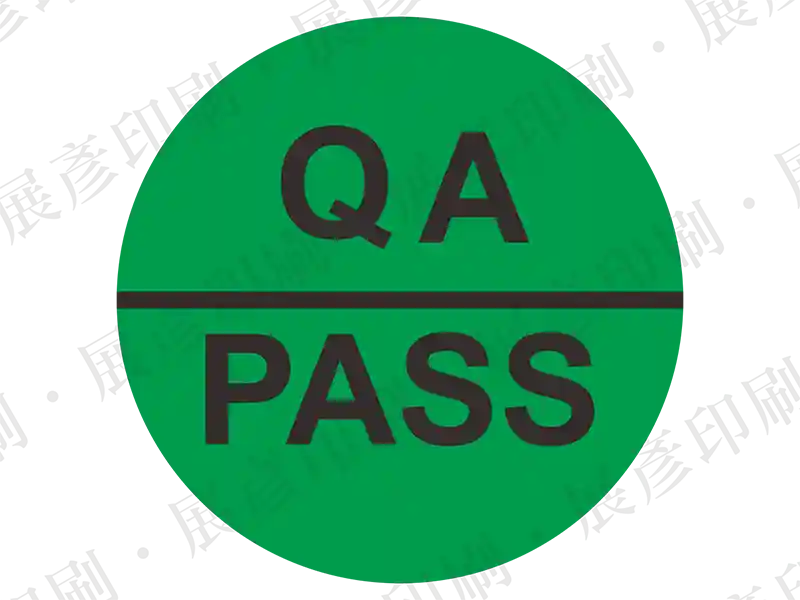 綠色底黑字，文字「QA PASS」。用途：品質保證通過標示。語系：英文