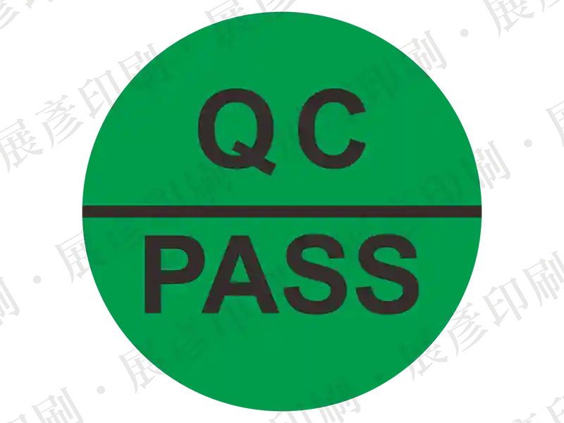 綠色底黑字，文字「QC PASS」。用途：品管通過標示。語系：英文