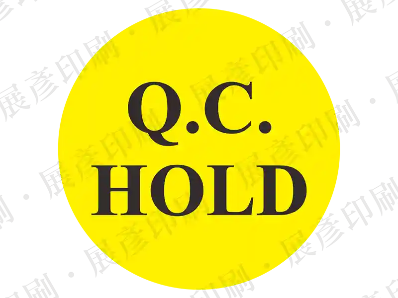 黃色底黑字，文字「Q.C. HOLD」。用途：品管保留/待確認標示。語系：英文