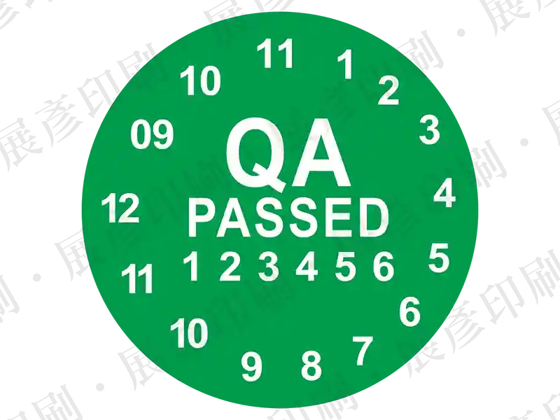 綠色底白字，鐘面刻度樣式，中間文字「QA PASSED」。用途：品保通過標示。語系：英文