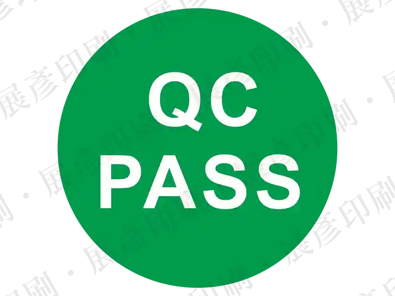 綠色底白字，文字「QC PASS」。用途：品管通過標示。語系：英文