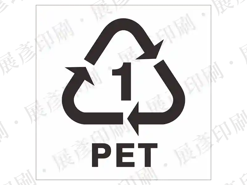 透明底，黑色回收標誌，中間數字「1」，下方文字「PET」。用途：PET塑膠回收標示。語系：英文
