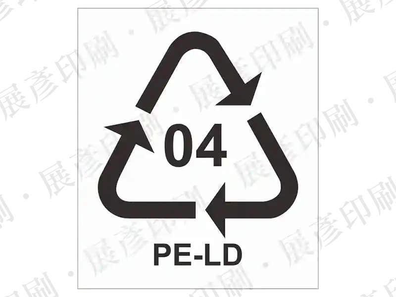 透明底，黑色回收標誌，中間數字「04」，下方文字「PE-LD」。用途：低密度聚乙烯回收標示。語系：英文