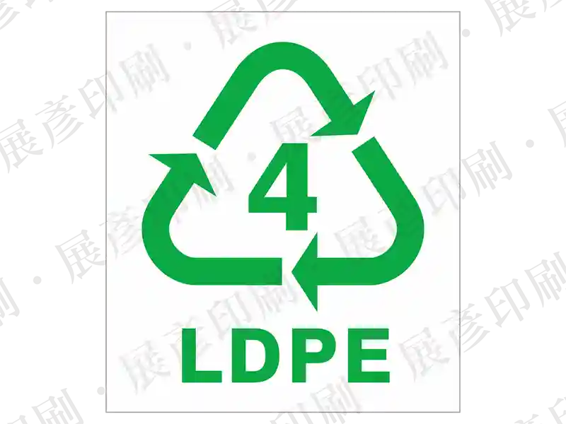 透明底，綠色回收標誌，中間數字「4」，下方文字「LDPE」。用途：低密度聚乙烯回收標示。語系：英文