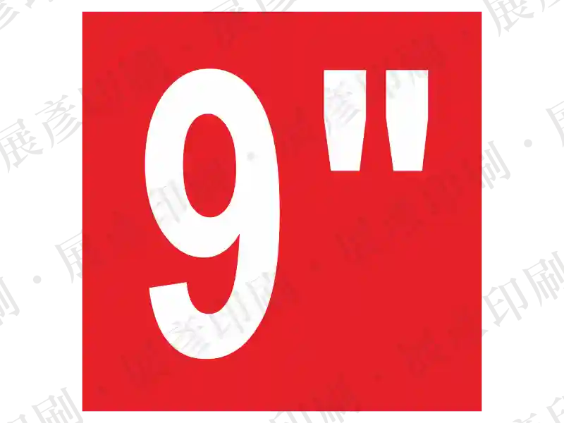 紅底白字,文字「9"」。用途:管徑尺寸標示(9英吋)。語系:英文