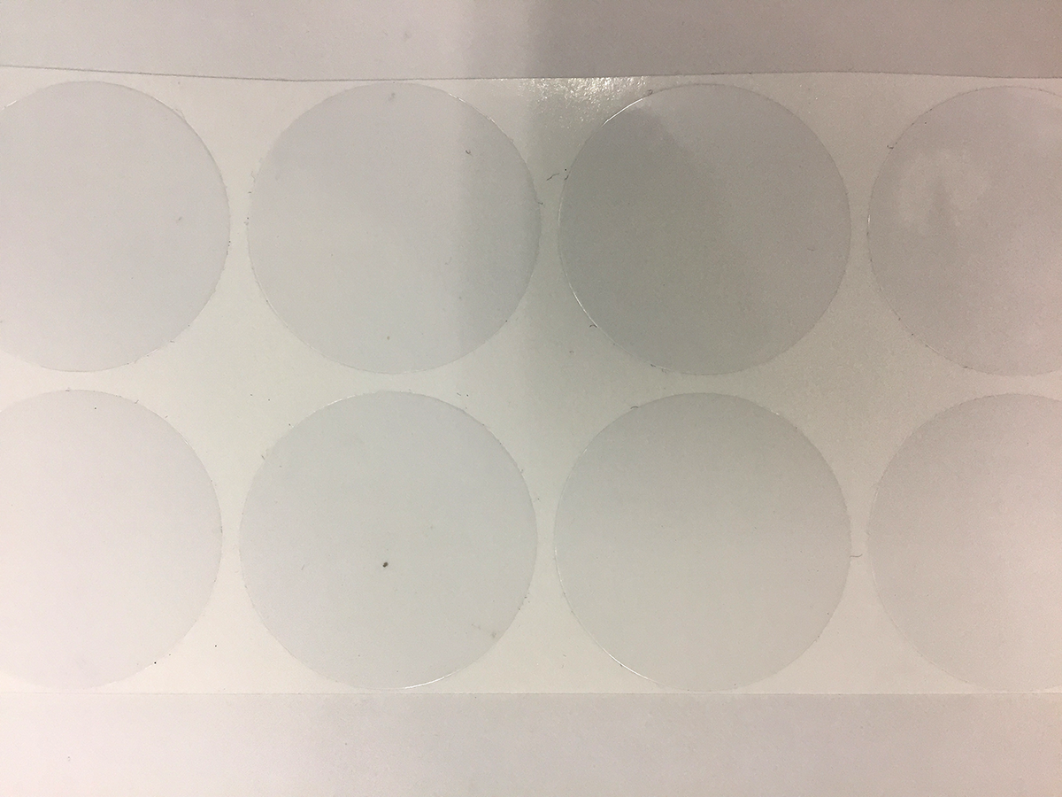 透明圓形封口貼紙 (PVC材質)，適用紙類無膜產品。用途：包裝盒/袋封口固定。